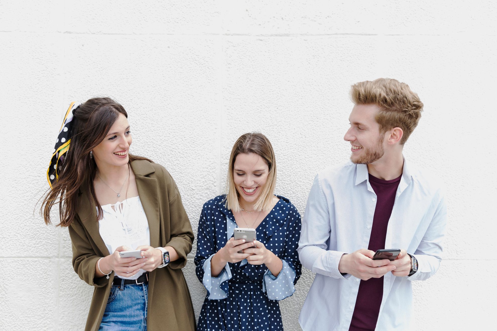 Tre ragazzi sorridenti che lasciano un feedback positivo sul servizio di recupero dati LabRD.