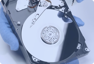 Hard disk aperto con disco visibile in fase di diagnosi per recupero dati