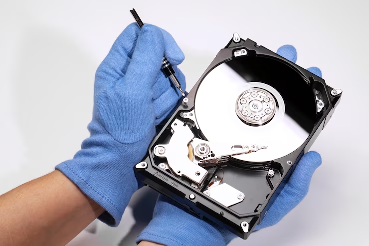 Hard disk compromesso aperto tenuto in mano da un tecnico del laboratorio LabRD, illustrativo dei servizi professionali di recupero dati.