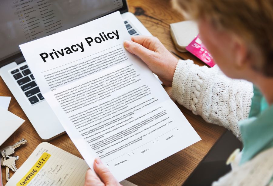 Donna che legge un contratto, rappresentativa della privacy policy e della protezione dei dati da LabRD.