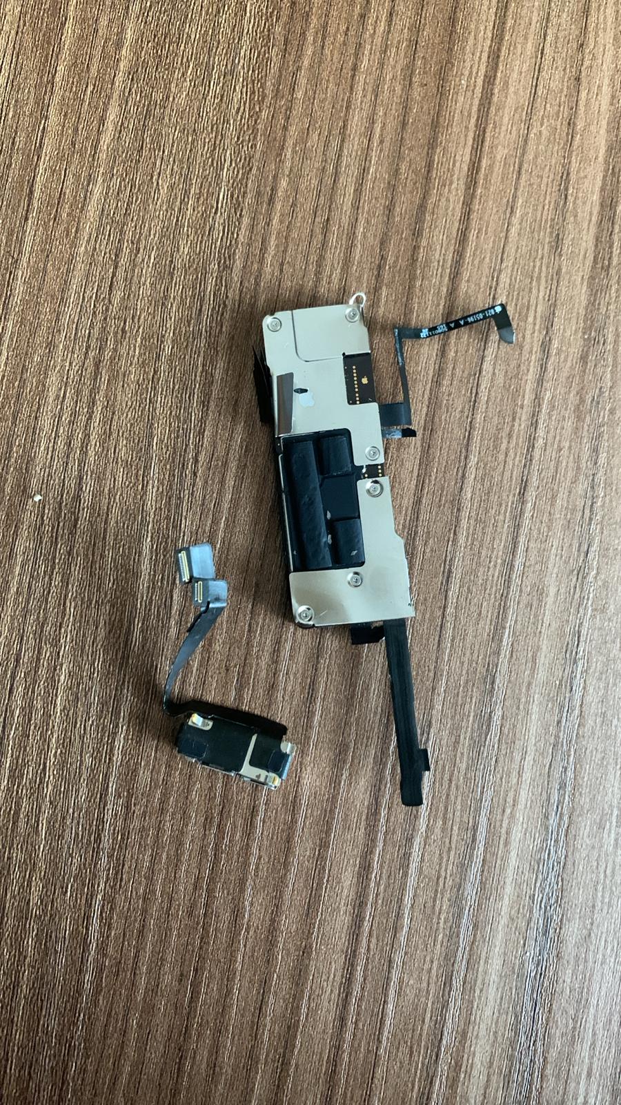 Dettaglio interno del supporto con danni alla scheda logica e alle memorie NAND