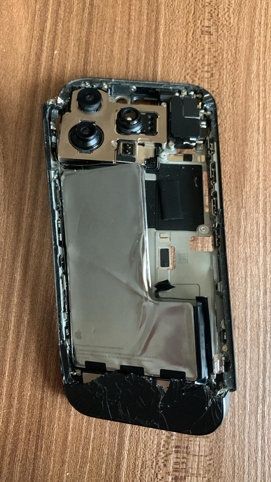 Dettaglio del danno sulla scocca dell’iPhone 16 Pro